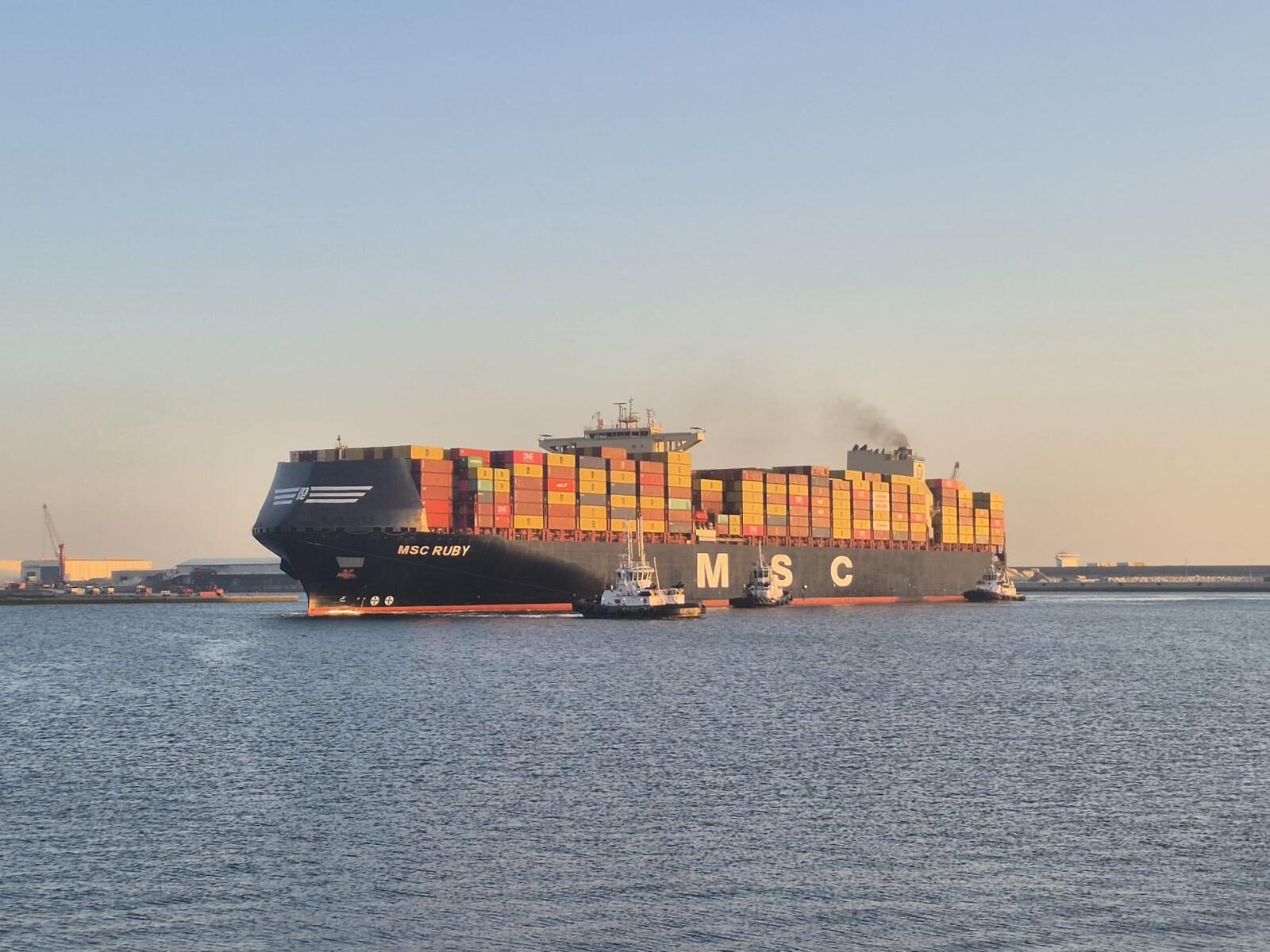 Portacontenedores asistido a su entrada en el puerto